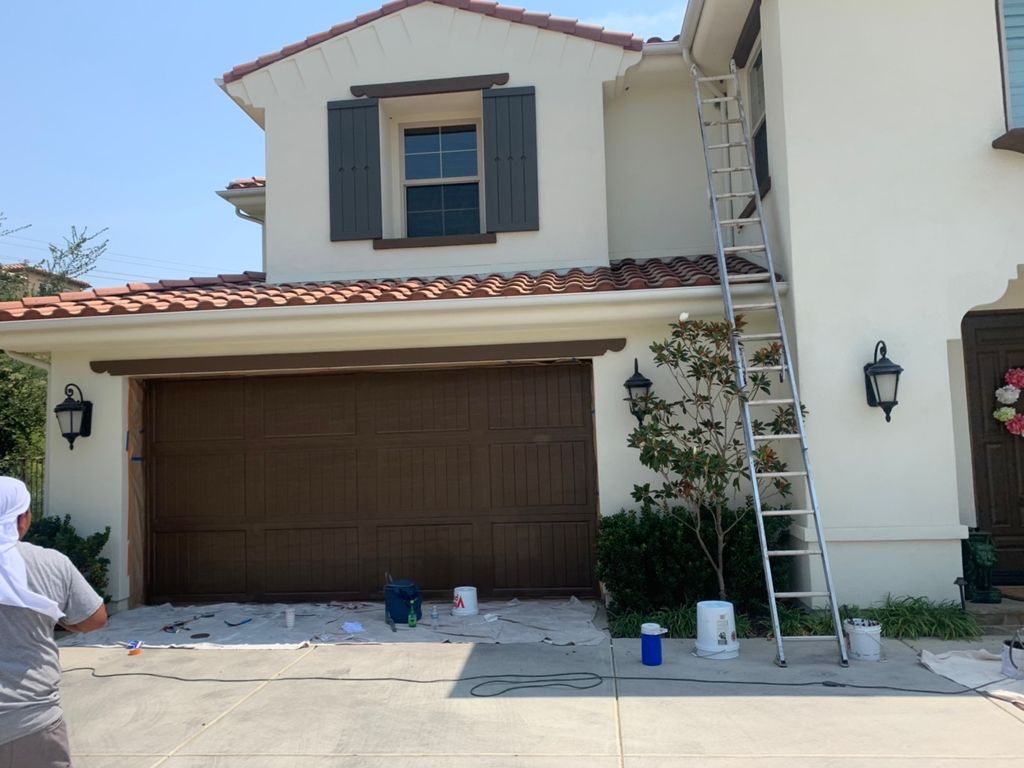 Finishing garage door 