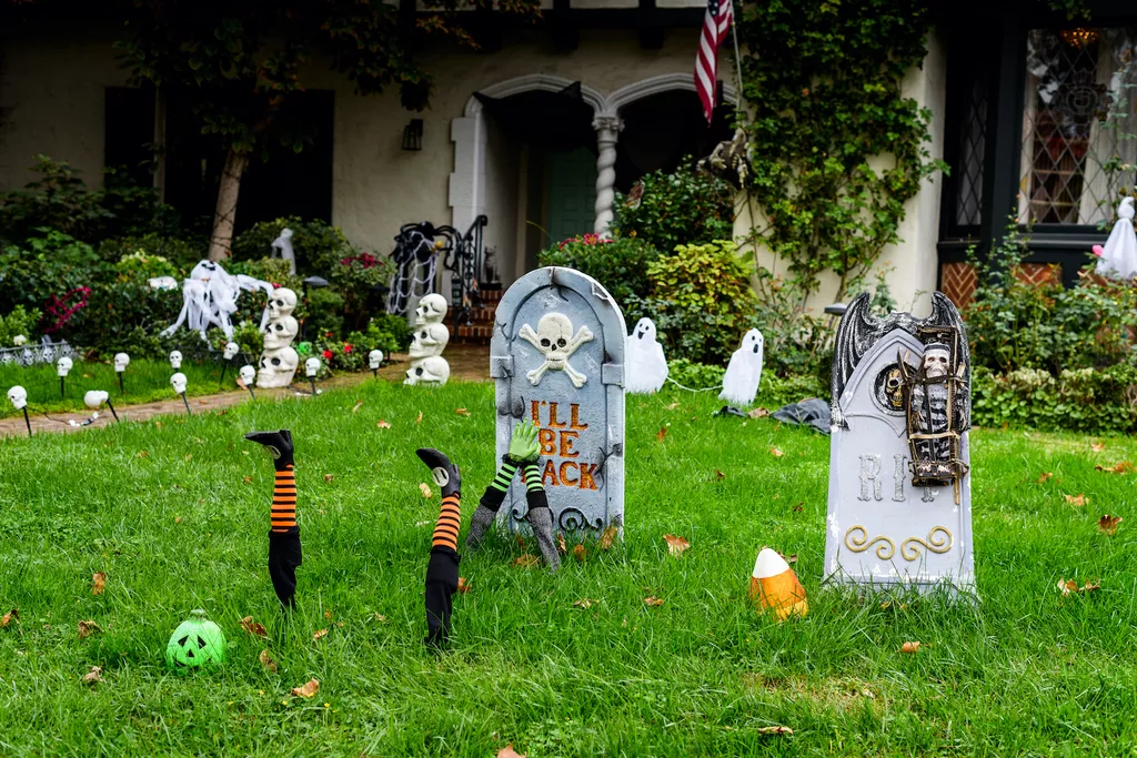 halloween decorations front lawn