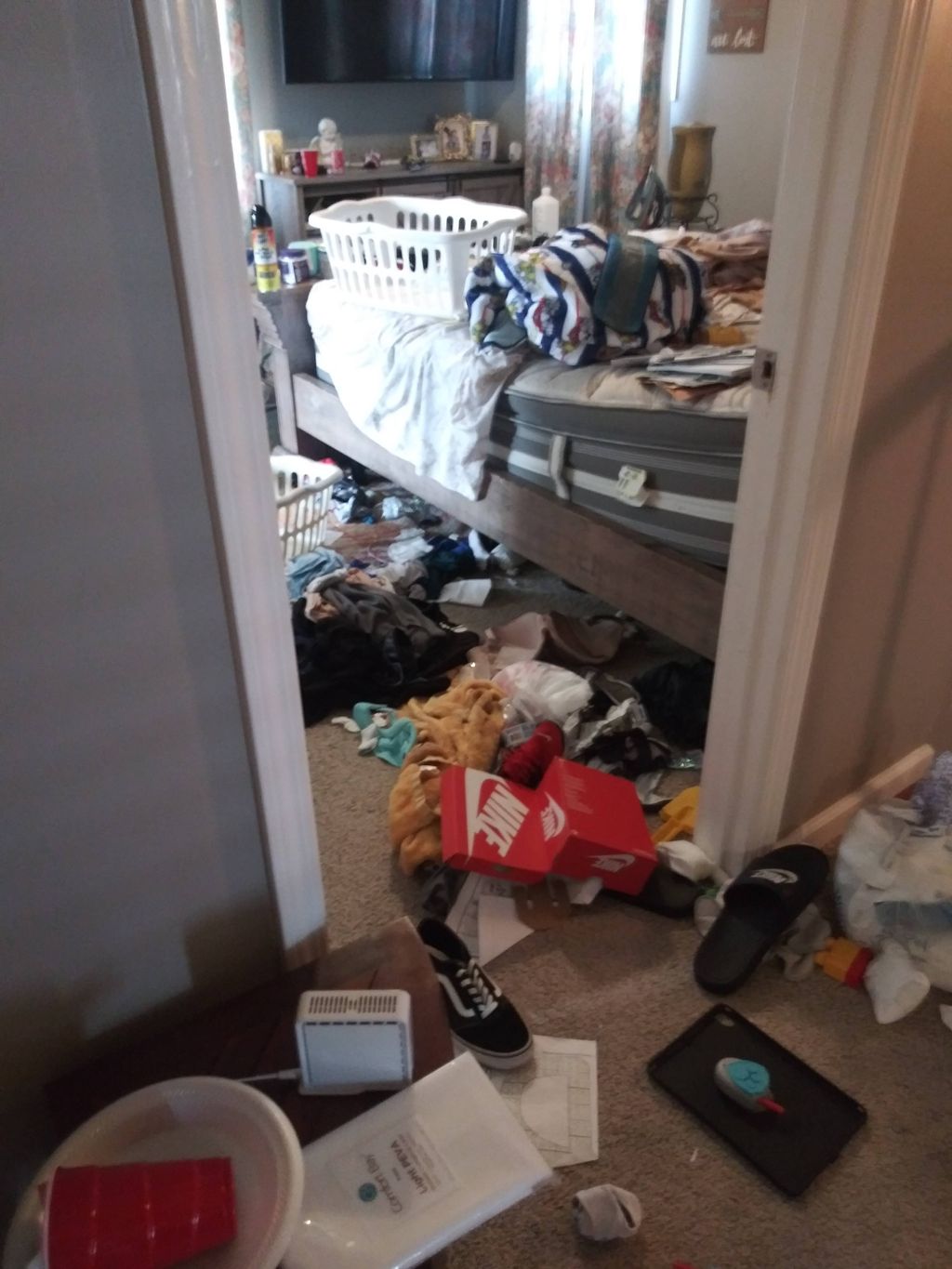 This room need cleaning and organization.Opted not