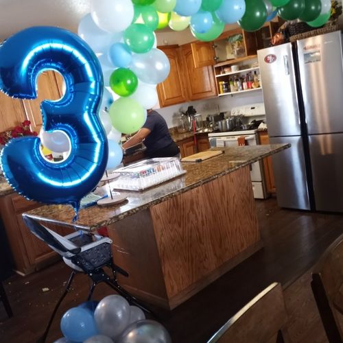 Perfect balloon decor for my boy's birthday party.