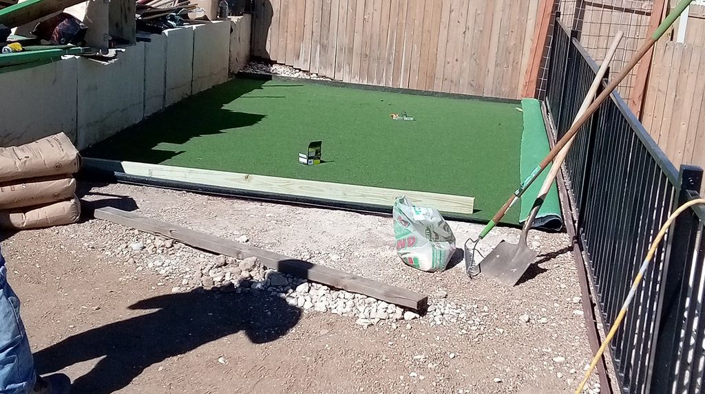 Putting turf: Retaining wall for multi-level use