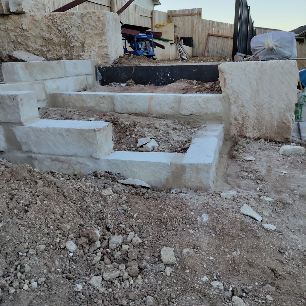 Retaining wall for multi-level use
