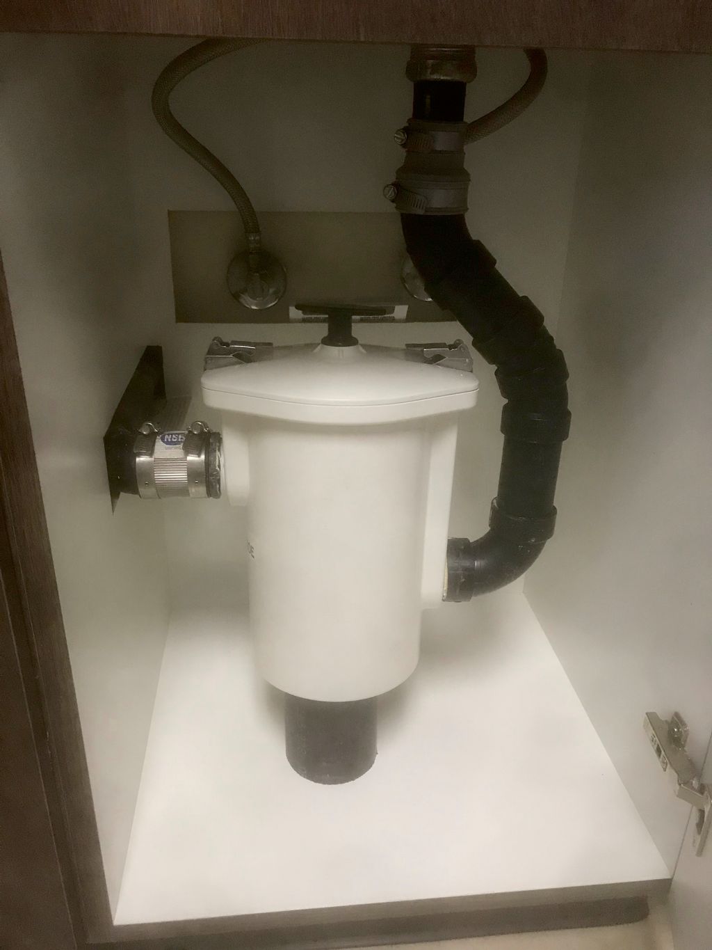 Under sink cast trap for hospitals
