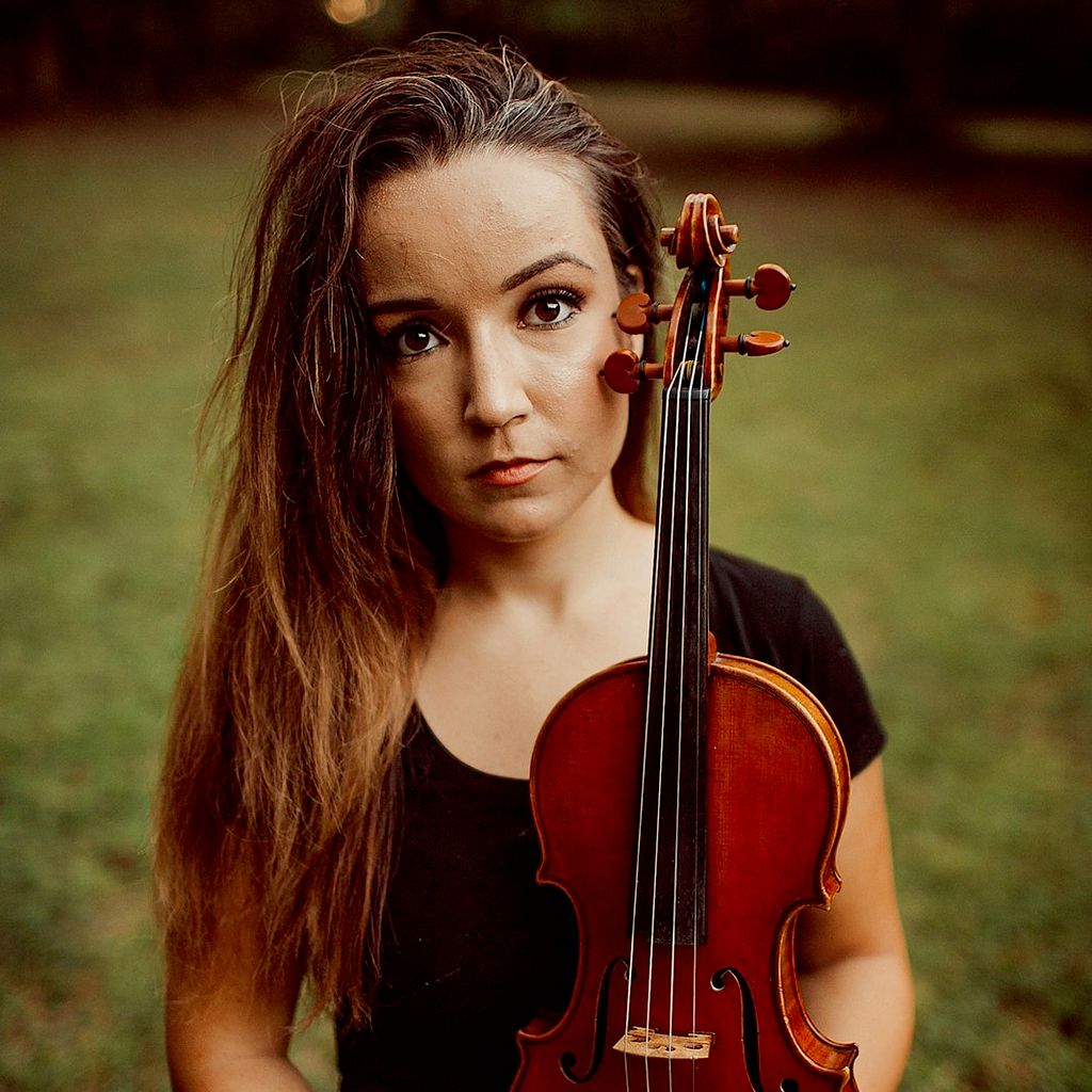 Julia Dina, Violinist