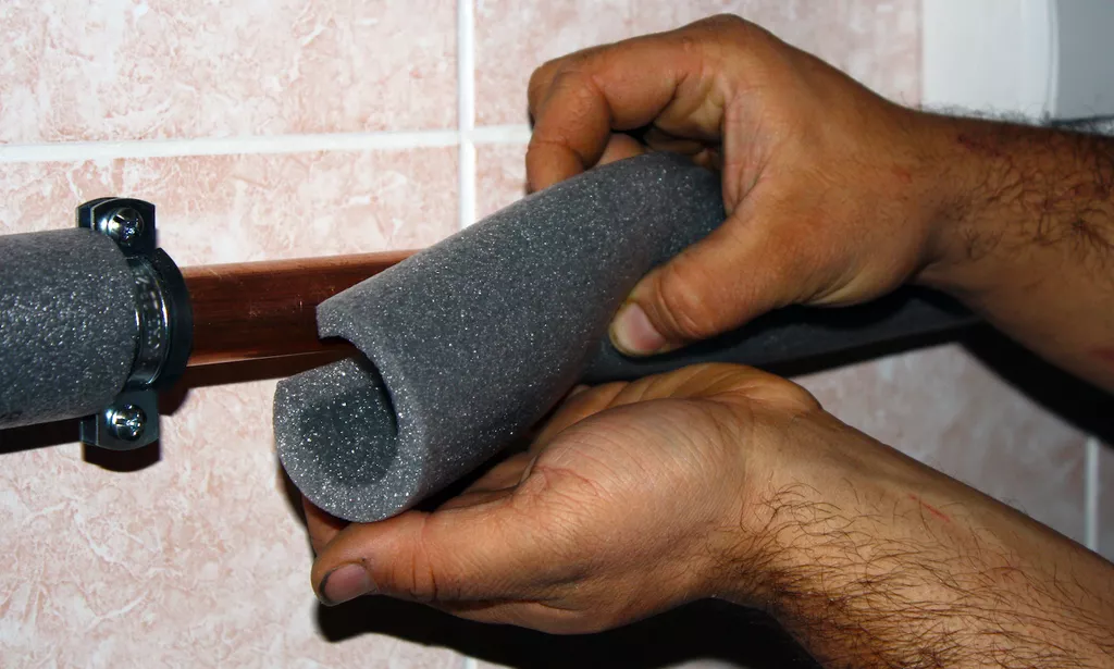 insulate plumbing pipes in winter
