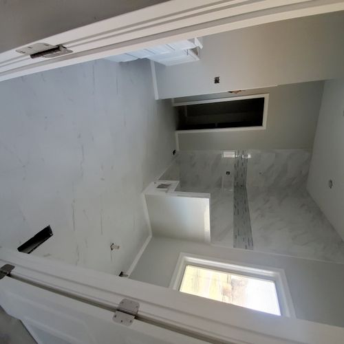 Shower With accent wall and bench, Beautiful work