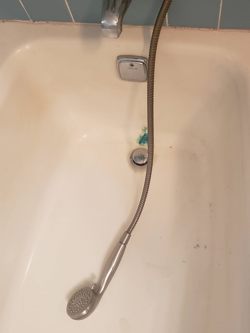 Bathtub before cleaning 