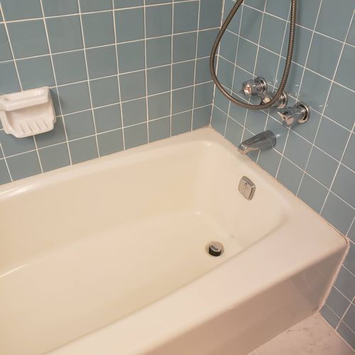 Bathtub after cleaning and hard water deposit remo