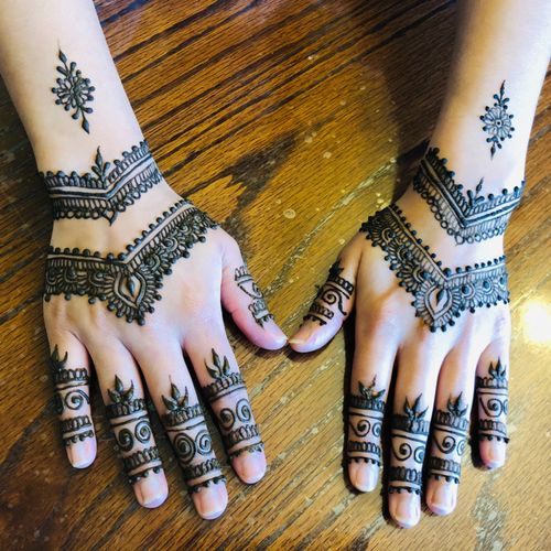 Very professional and efficient mehndi artist. Mad