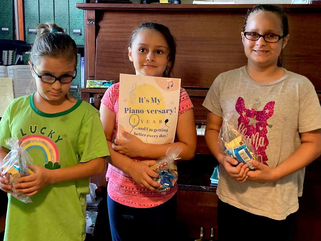 These 3 sisters share a Pianoversary