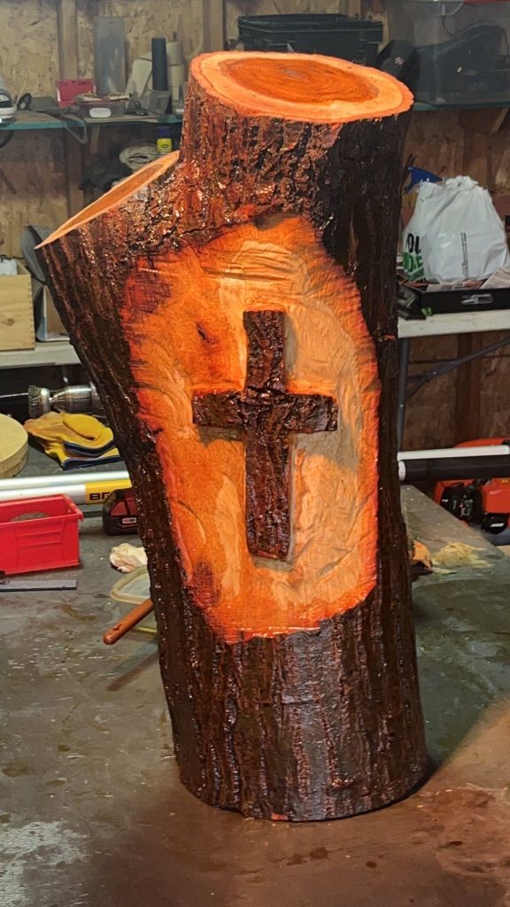 Freehand cross in a stump with a chainsaw 
