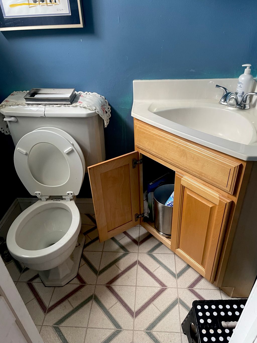 standard bathroom before cleaning