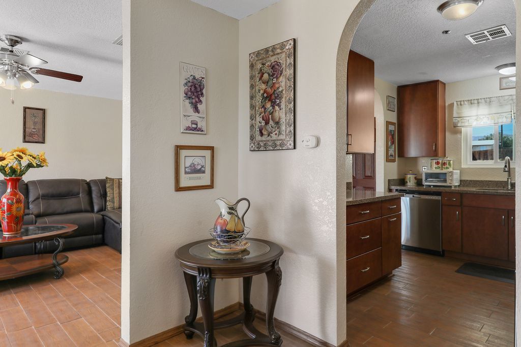65925 6th Kitchen & Living