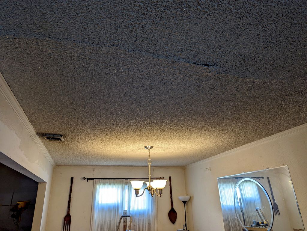 I had the popcorn ceiling in my living room / dini