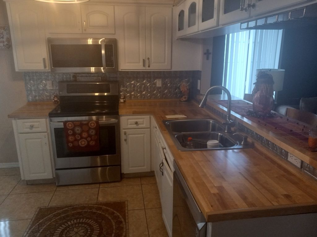 countertops and backsplash installed