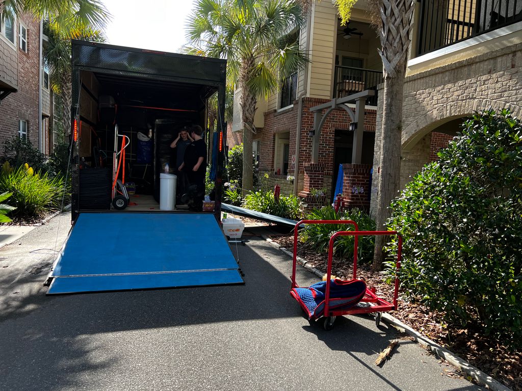Loading 2 of 2 out of state moves.