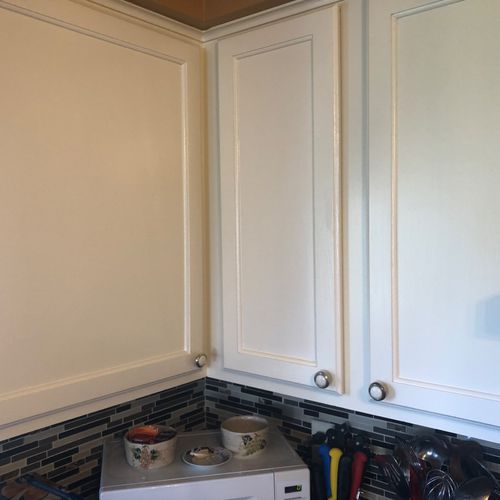 Ndi painted our oak cabinets.  They turned out bea