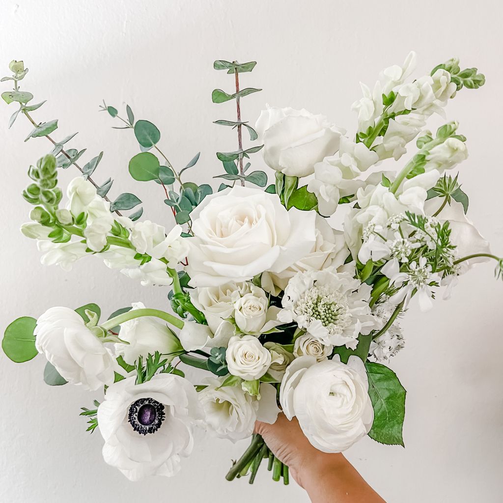 All-white bridal bouquets are back in style! This 