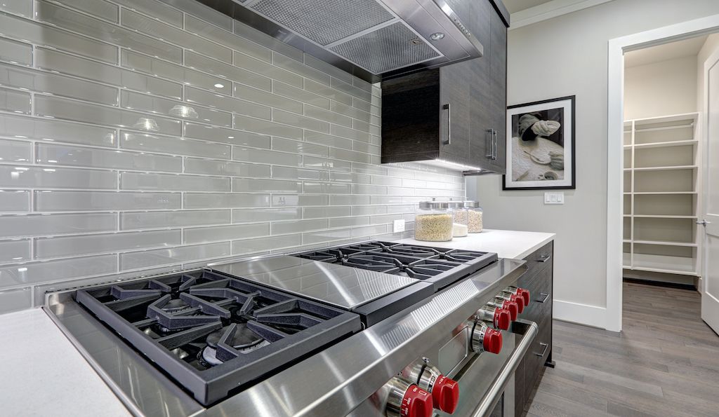 kitchen trend 2022: glowing tiles