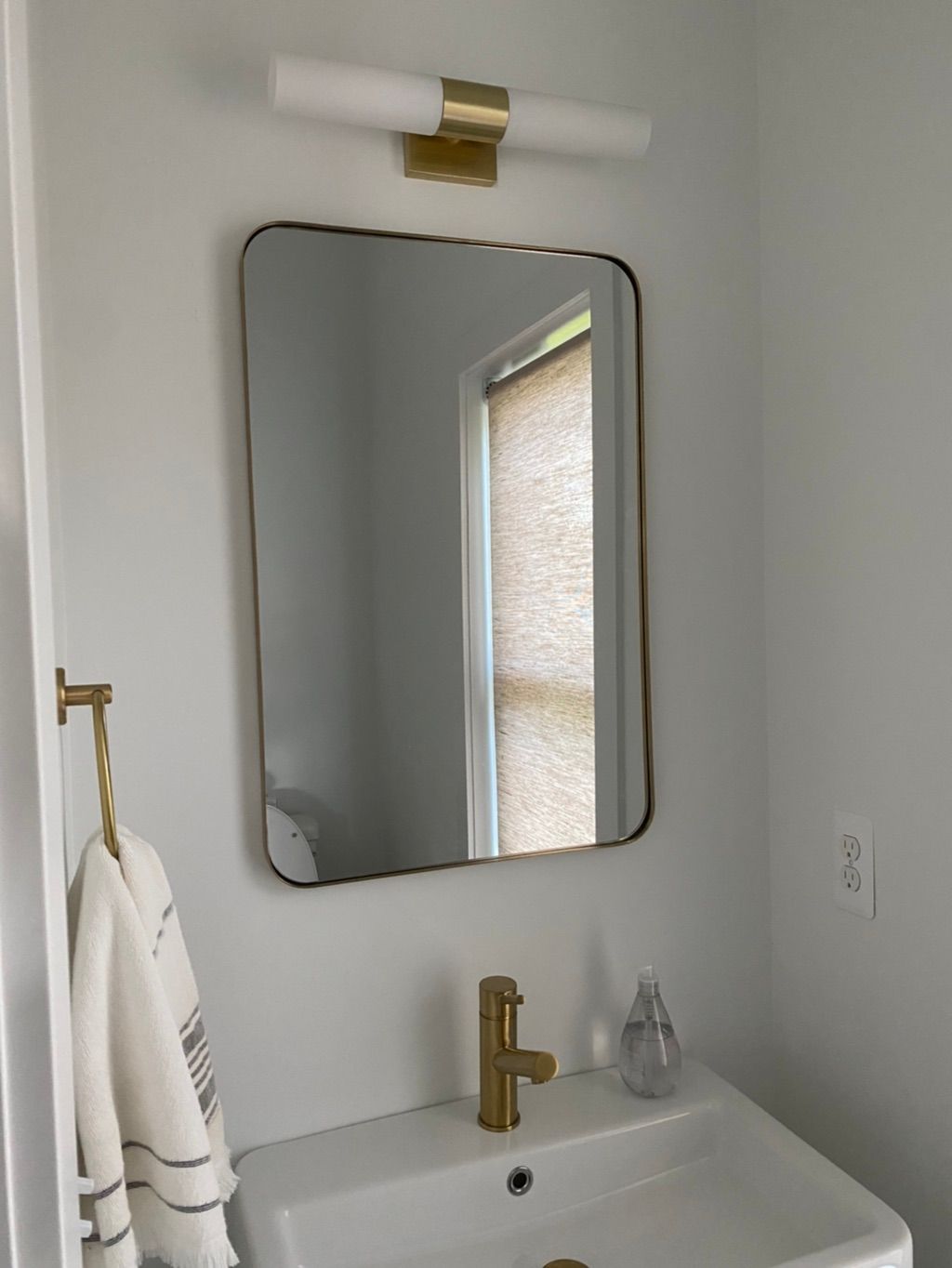 Mirror/towel bar hanging 