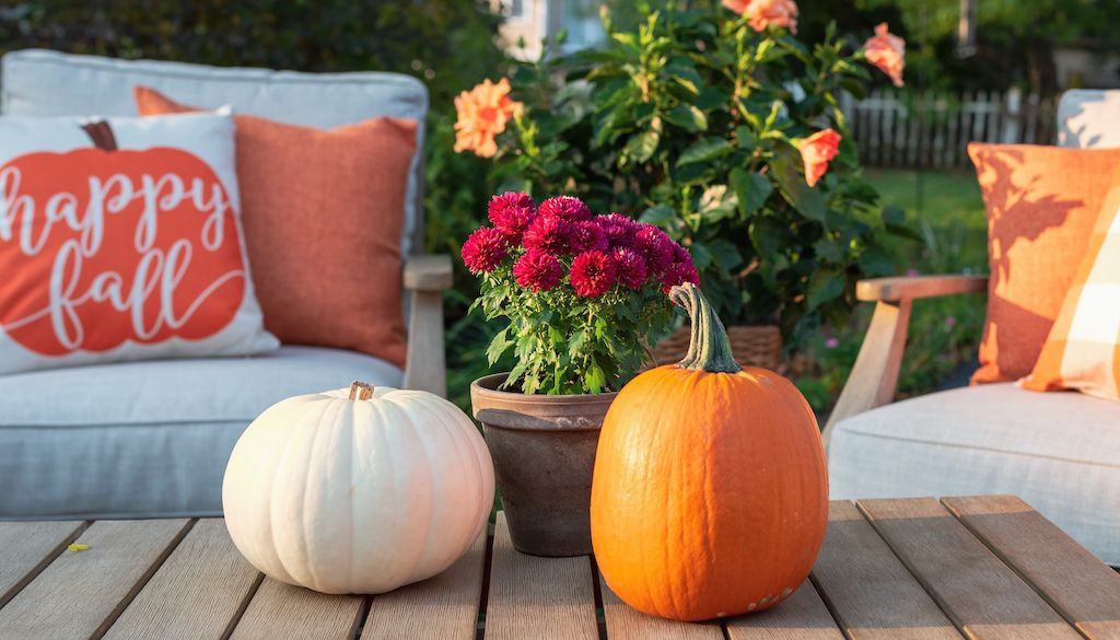 fall outdoor living room decor