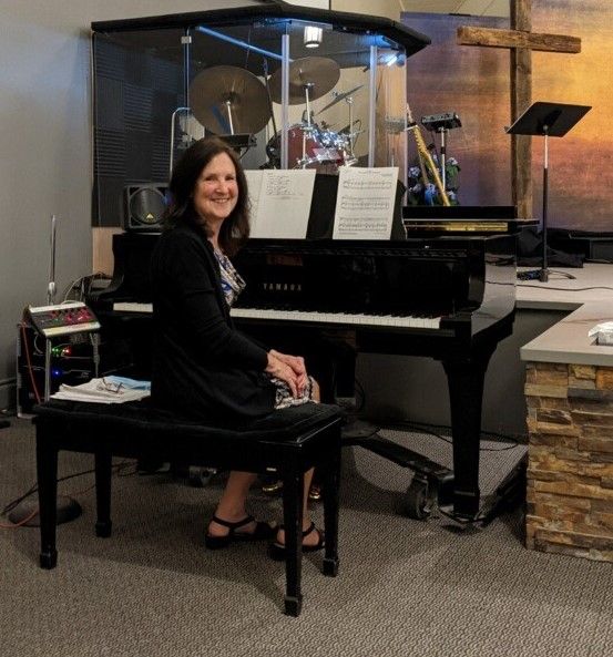 Debbie, pianist