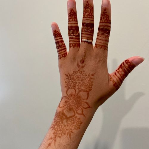 It was a pleasure to get my henna done from Fatima