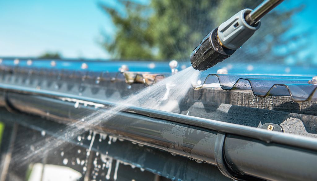pressure washer cleaning gutters