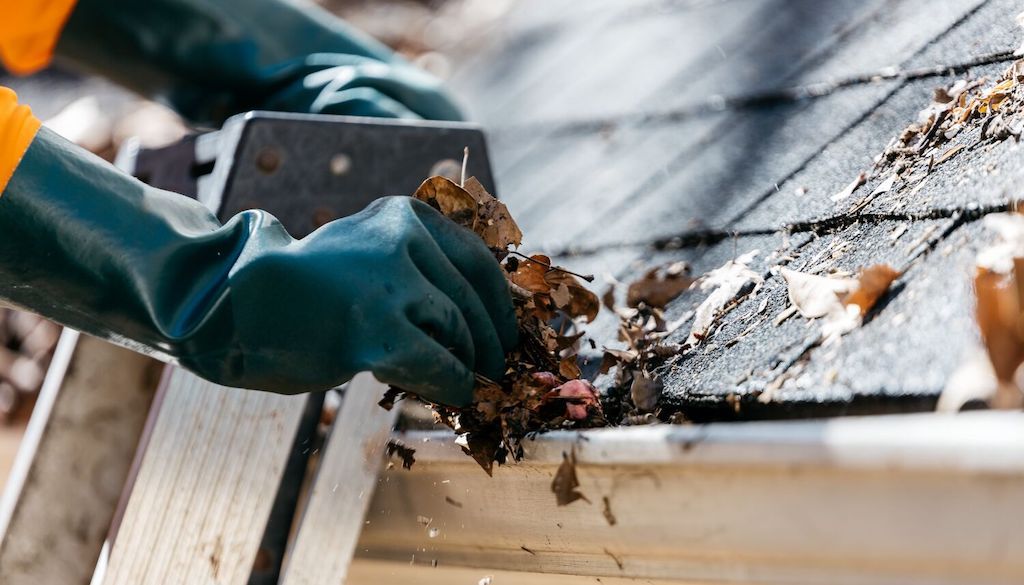 gutter cleaning by hand