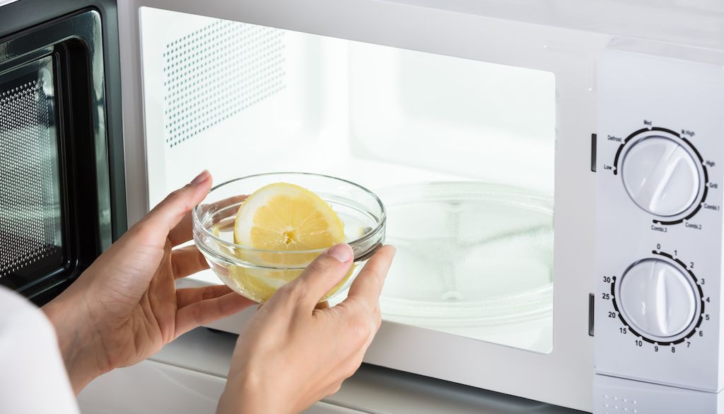 cleaning microwave with lemon