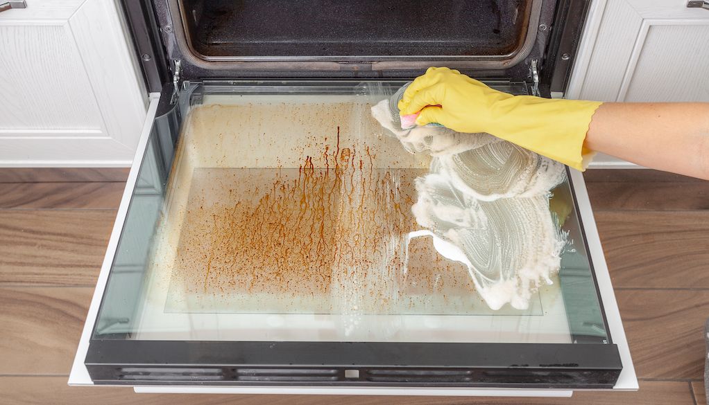 cleaning oven door