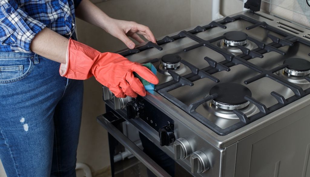 cleaning gas oven and stovetop