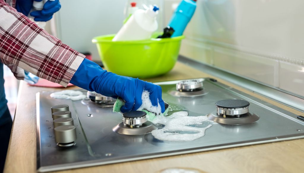 cleaning kitchen stove