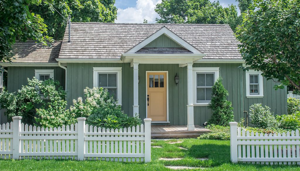 white picket fence curb appeal idea