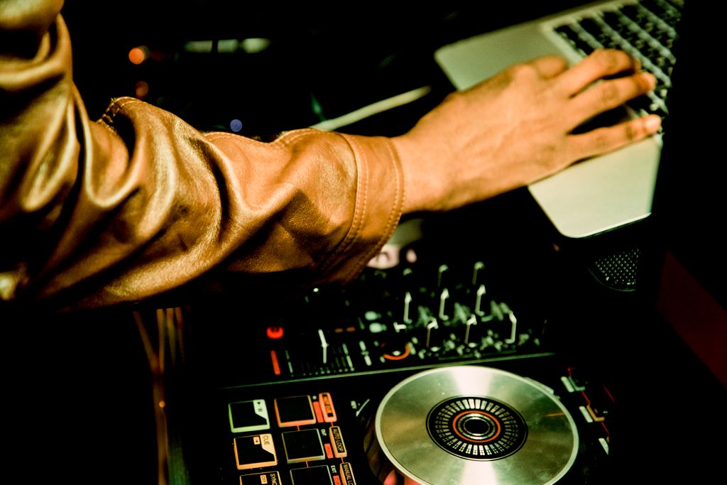 DJ Marvelous Marv on the 1s & 2s ready to get the 