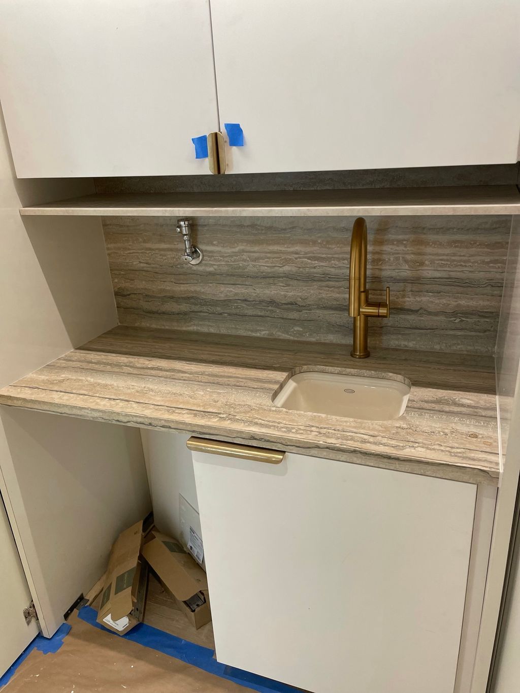 Travertine countertop, full height backsplash and 