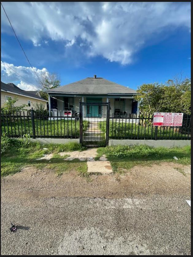 Curb House Before