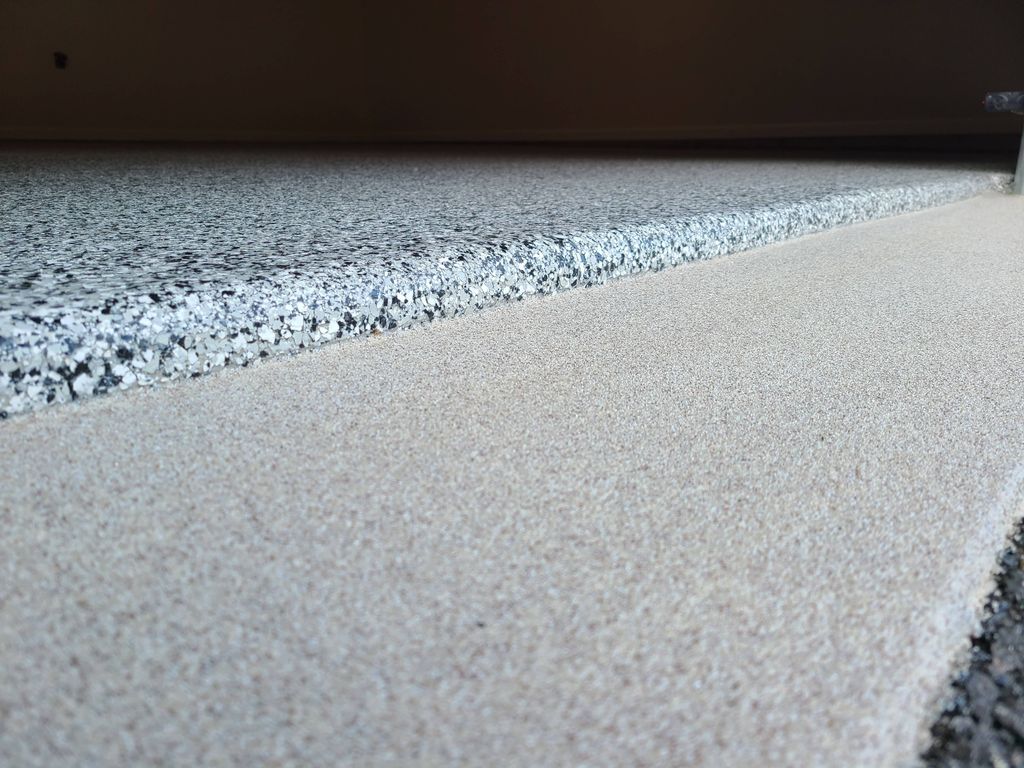 1/4"  Vinyl chip with tan quartz on  apron.
