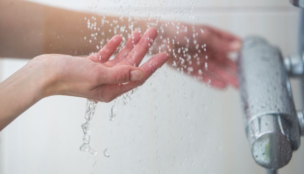 shower in water