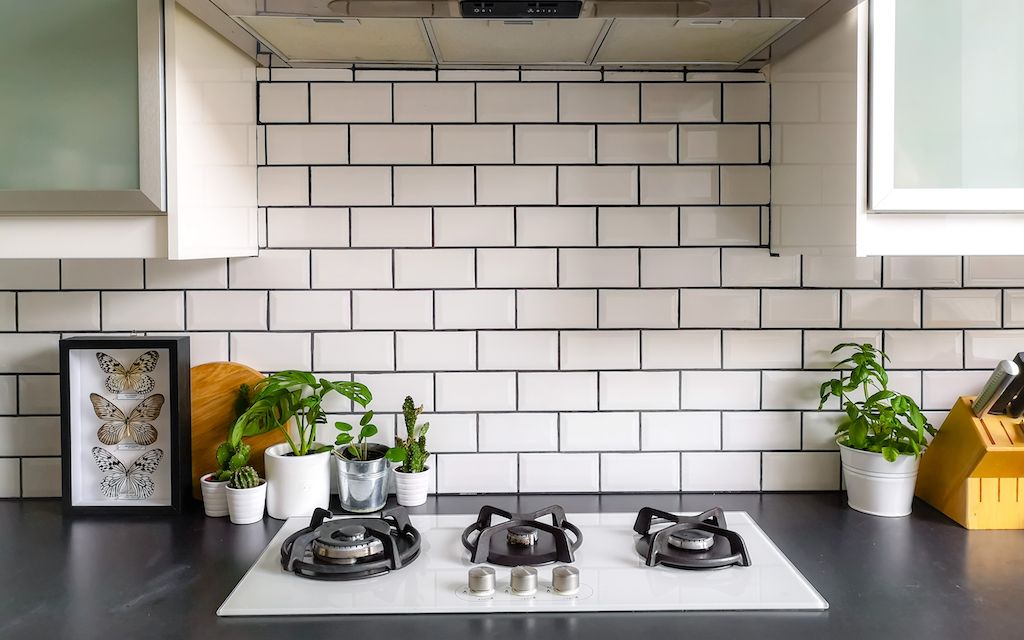 How much does it cost to install a tile backsplash?