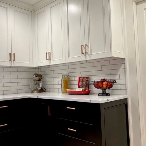 Black base cabinets with white uppers and classic 