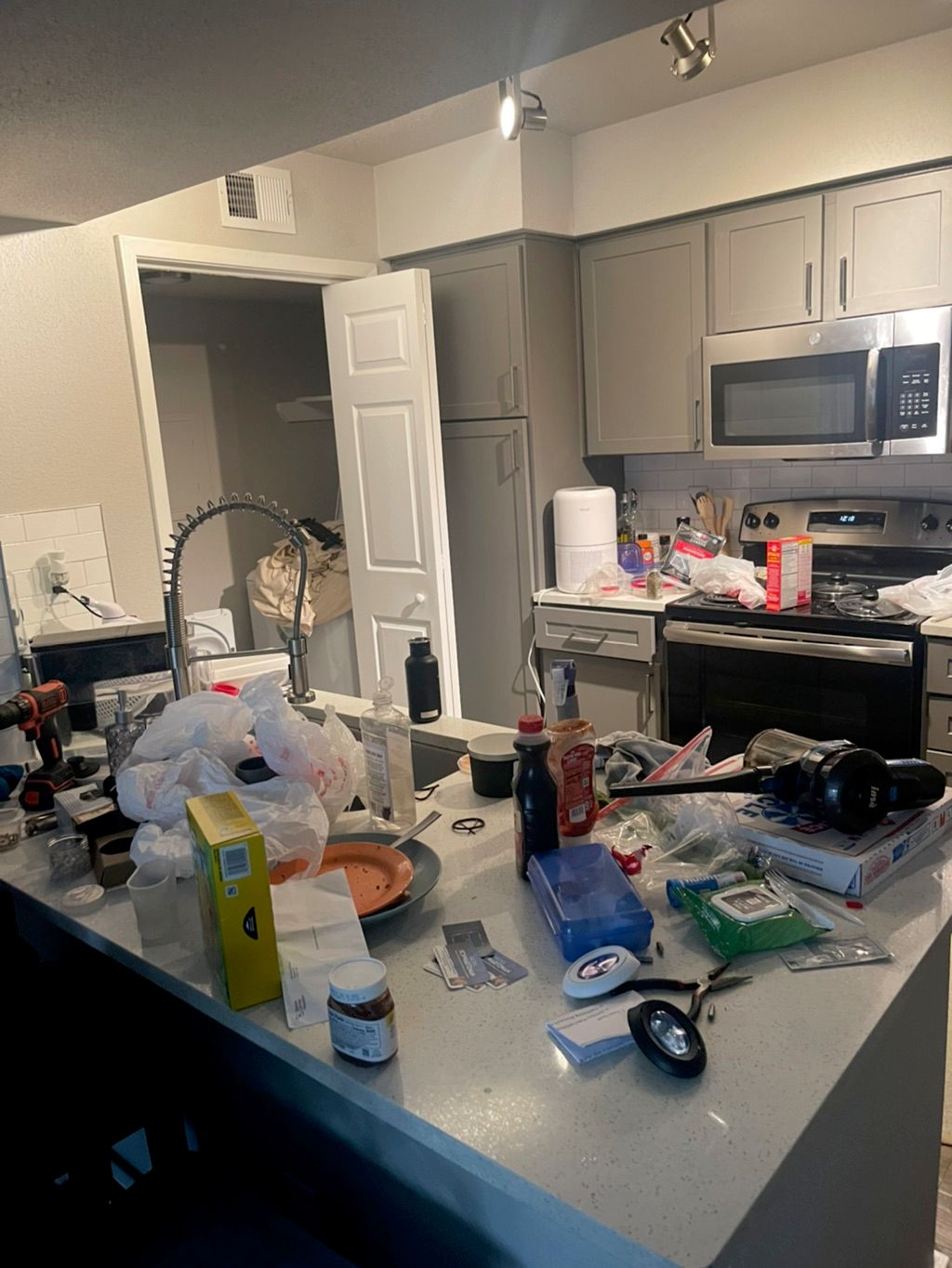 Kitchen (Before)