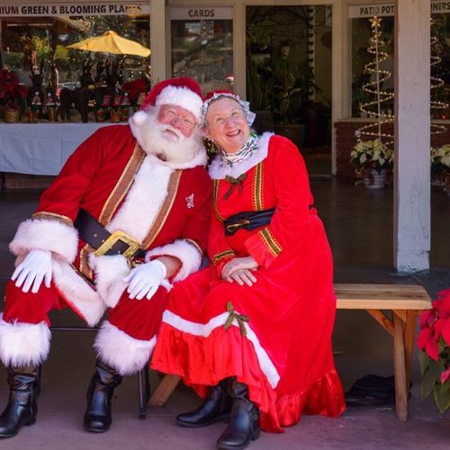 Mr. and Mrs. Claus are in love!