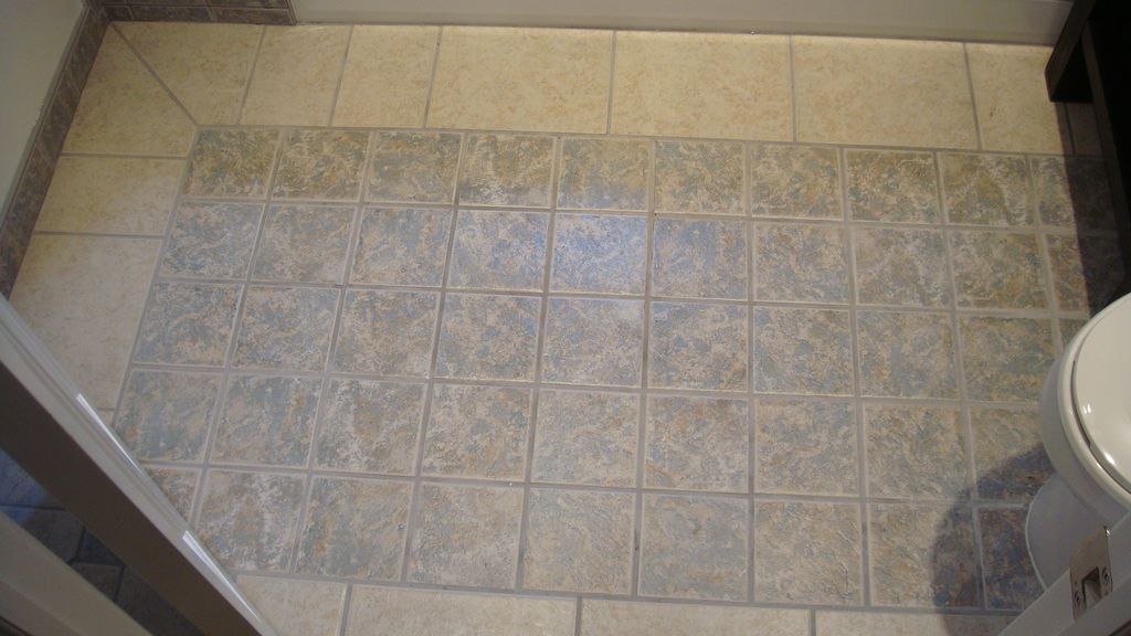 Design in bathroom floor