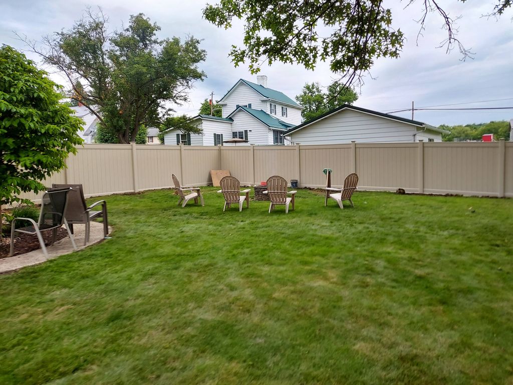 vinyl privacy fence