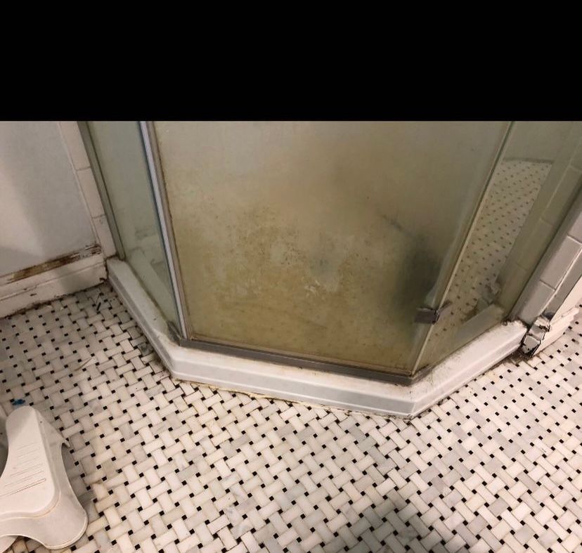 Large Master bathroom (Before)