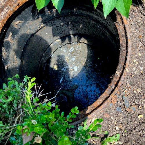 Uncovering of a septic manhole with a clogged inle