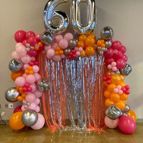 Tashiana made a beautiful 60s themed balloon arch 