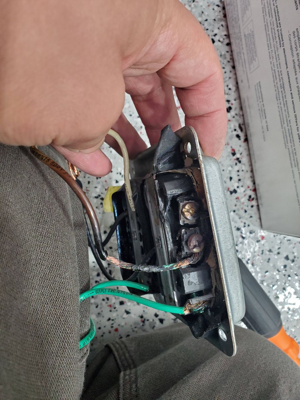 Faulty connection with undersized wire on oversize