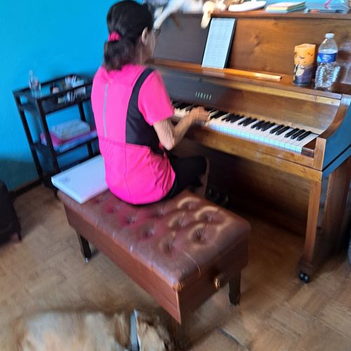 Daphne Kamnski trying Simply piano. Becklemusic.co